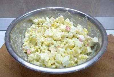 Крабовый салат с кукурузой классический