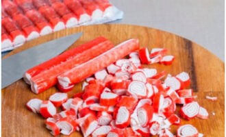 Крабовый салат с кукурузой классический