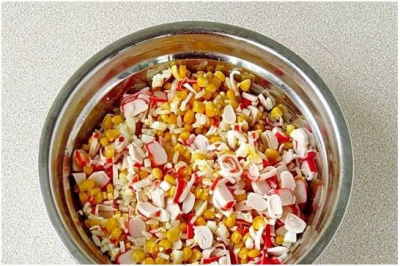 Крабовый салат с кукурузой классический