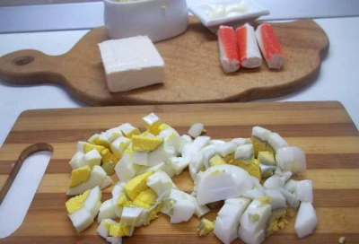 Крабовый салат с кукурузой классический