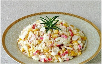 Крабовый салат с кукурузой классический