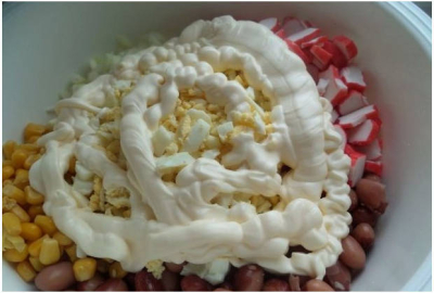 Крабовый салат с кукурузой классический