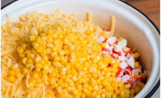 Крабовый салат с кукурузой классический
