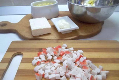 Крабовый салат с кукурузой классический