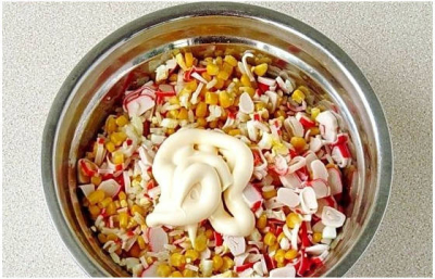 Крабовый салат с кукурузой классический