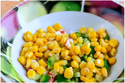 Крабовый салат с кукурузой классический
