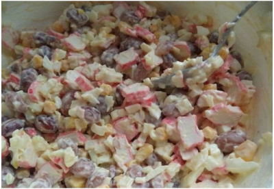 Крабовый салат с кукурузой классический