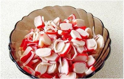 Крабовый салат с кукурузой классический
