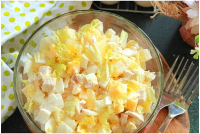 Салат с курицей и ананасами классический