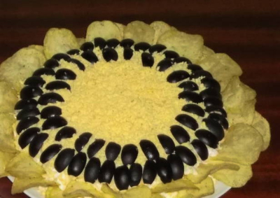 Салат &laquo;Подсолнух&raquo; с чипсами классический