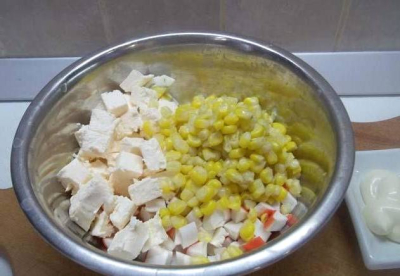 Крабовый салат с кукурузой классический