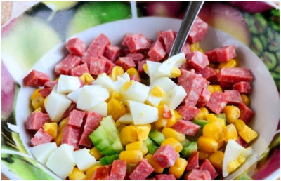 Крабовый салат с кукурузой классический