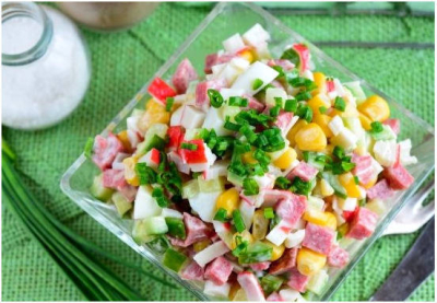 Крабовый салат с кукурузой классический
