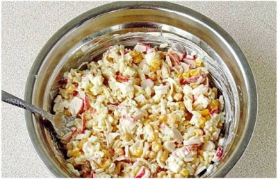 Крабовый салат с кукурузой классический