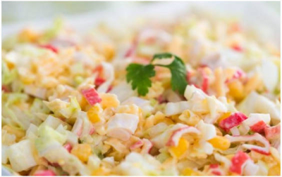 Крабовый салат с кукурузой классический