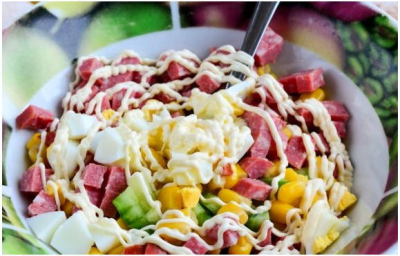 Крабовый салат с кукурузой классический
