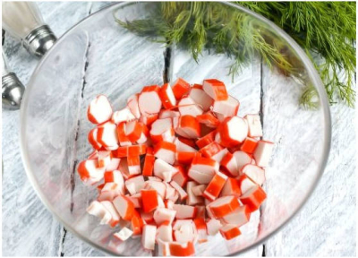 Крабовый салат с кукурузой классический
