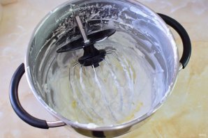 Бисквитный рулет с кремом из сливок 