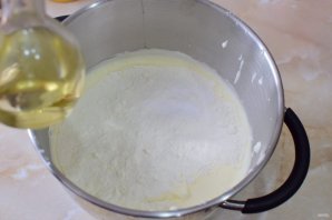 Бисквитный рулет с кремом из сливок 
