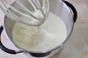 Бисквитный рулет с кремом из сливок 