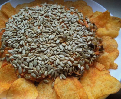 Салат &laquo;Подсолнух&raquo; с чипсами классический