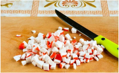 Крабовый салат с кукурузой классический