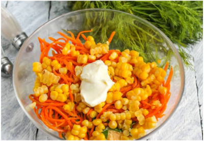 Крабовый салат с кукурузой классический