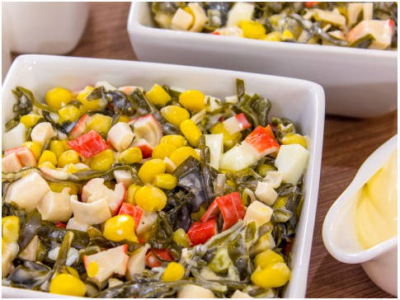 Крабовый салат с кукурузой классический