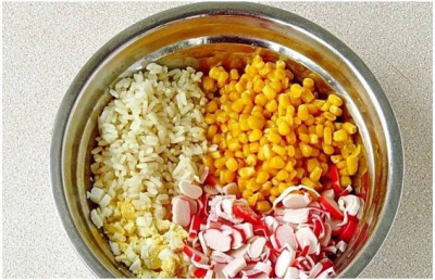Крабовый салат с кукурузой классический