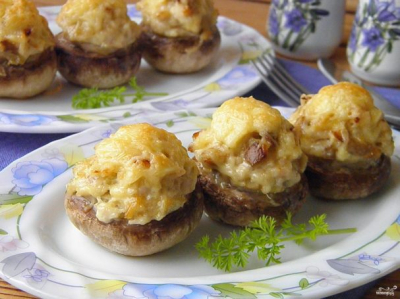 Фаршированные шампиньоны в духовке с сыром 