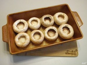 Фаршированные шампиньоны в духовке с сыром 