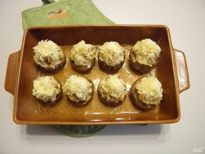 Фаршированные шампиньоны в духовке с сыром 