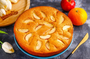 Шарлотка с яблоками и мандаринами 