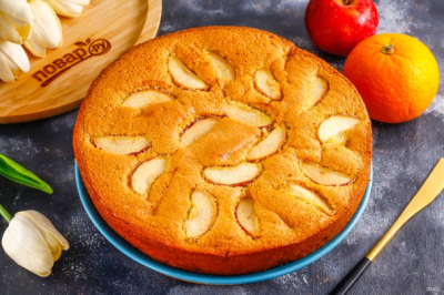 Шарлотка с яблоками и мандаринами 