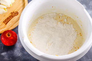 Шарлотка с яблоками и мандаринами 