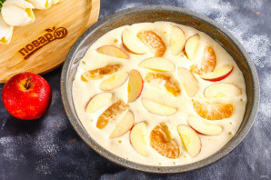 Шарлотка с яблоками и мандаринами 